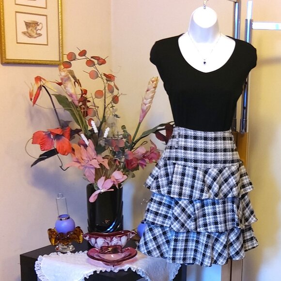 NWT Unique Designed Black White Tiered Ruffle Skirt Lightweight Knee Length M - Picture 6 of 7